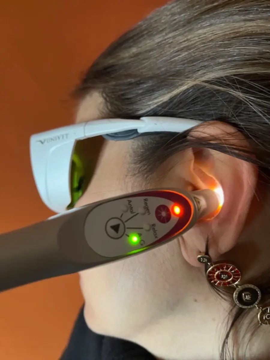 https://laserfreeharmony.com/wp-content/uploads/2025/03/ELISABETH-Florindo-sous-laser-2-2.webp